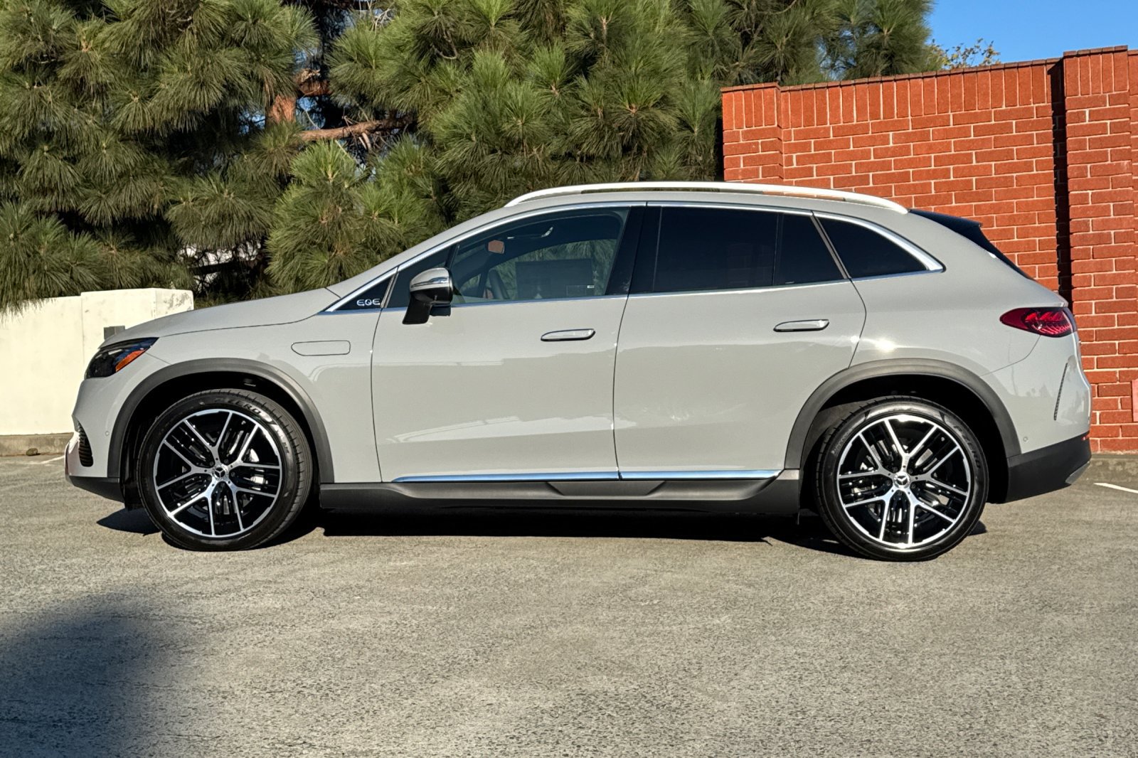 New 2027 Mercedes-Benz EQE 320 4MATIC SUV image 7