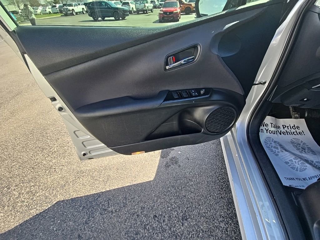 Used 2022 Toyota Prius LE image 10