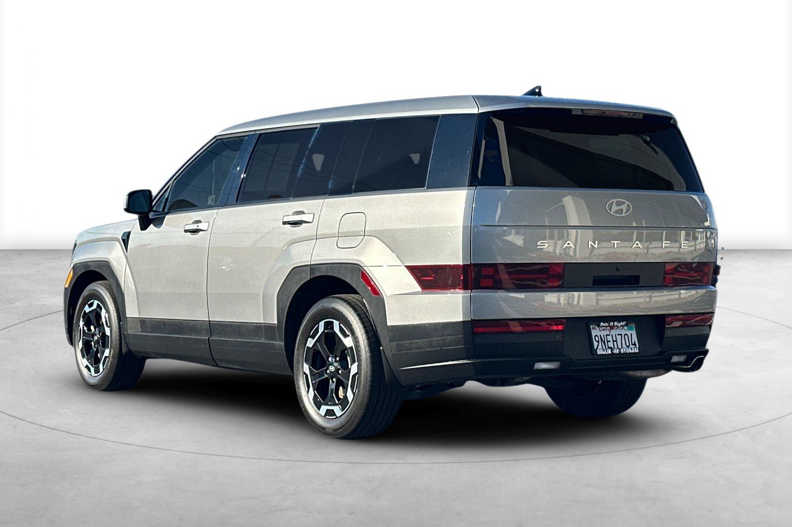 Used 2024 Hyundai Santa Fe SE FWD image 4