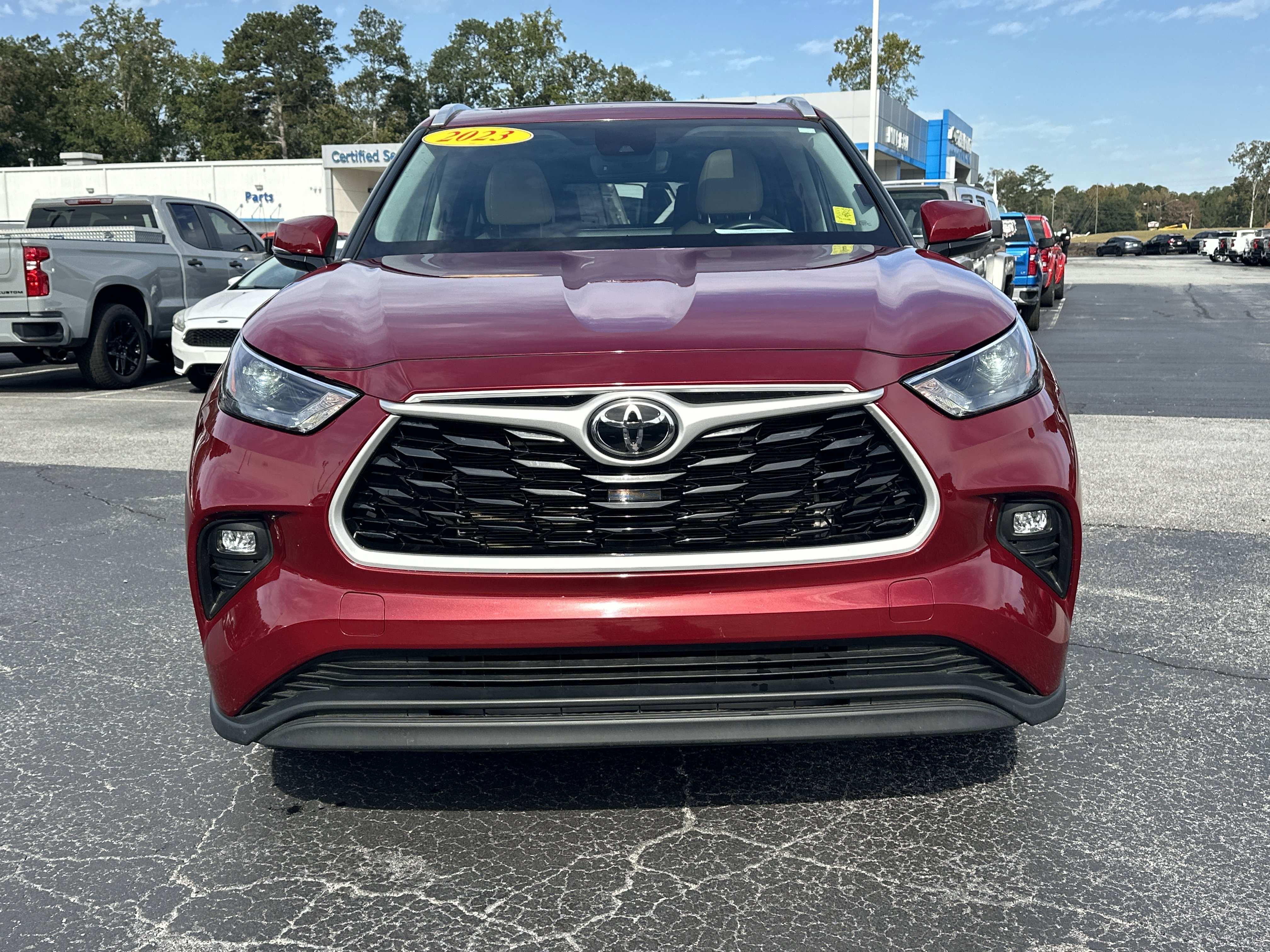 Used 2023 Toyota Highlander XLE image 3