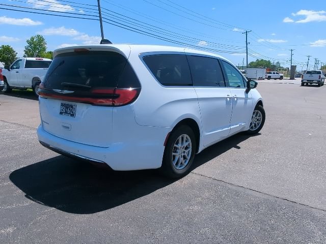 Used 2024 Chrysler Pacifica Touring-L FWD image 29
