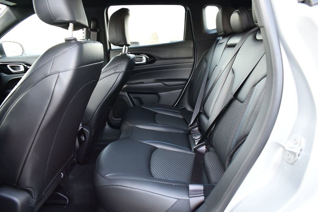 New 2026 Jeep Compass Latitude image 9