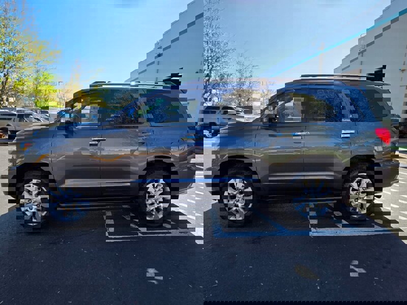 Used 2011 Toyota Sequoia Platinum AWD/4WD image 3