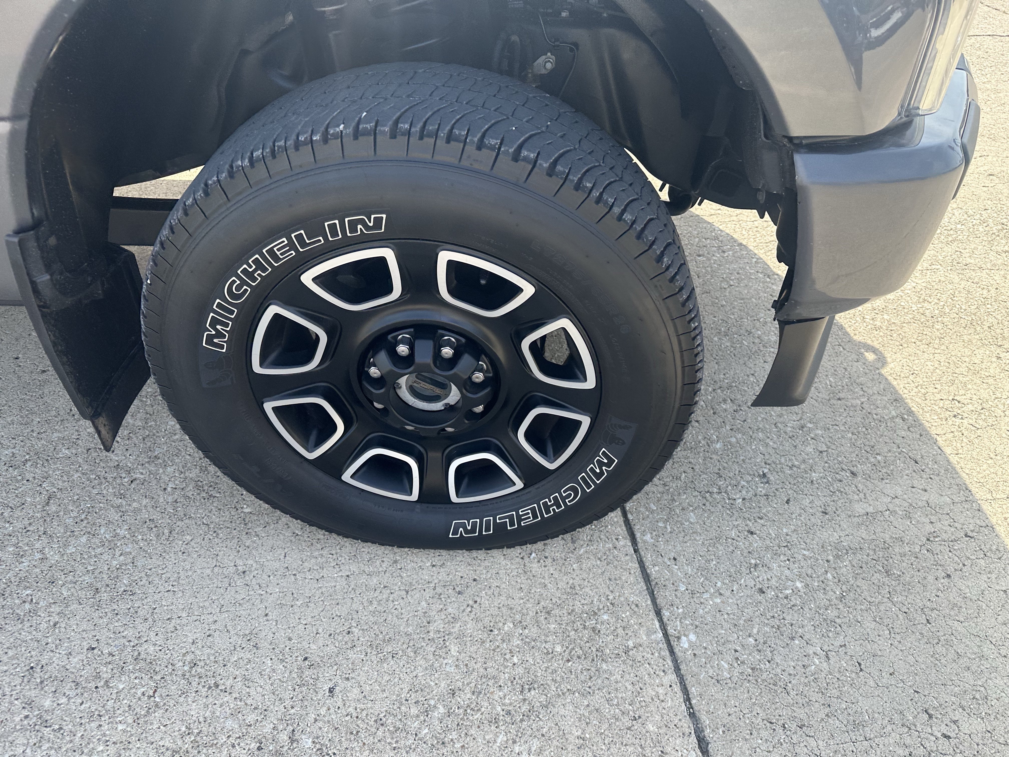 Used 2022 Ford F350 Platinum AWD/4WD image 2