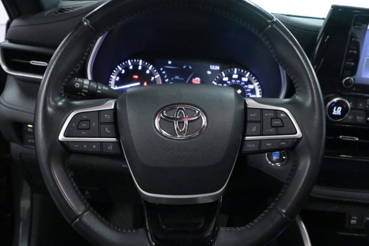 Used 2022 Toyota Highlander XSE FWD image 18