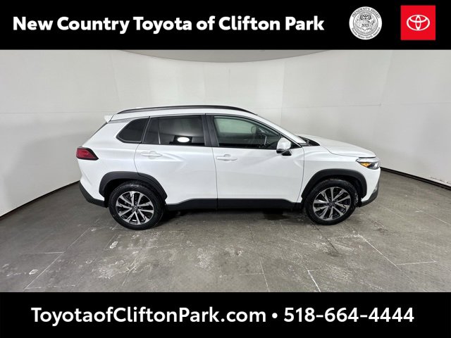 Used 2022 Toyota Corolla Cross XLE w/ Convenience Package image 2