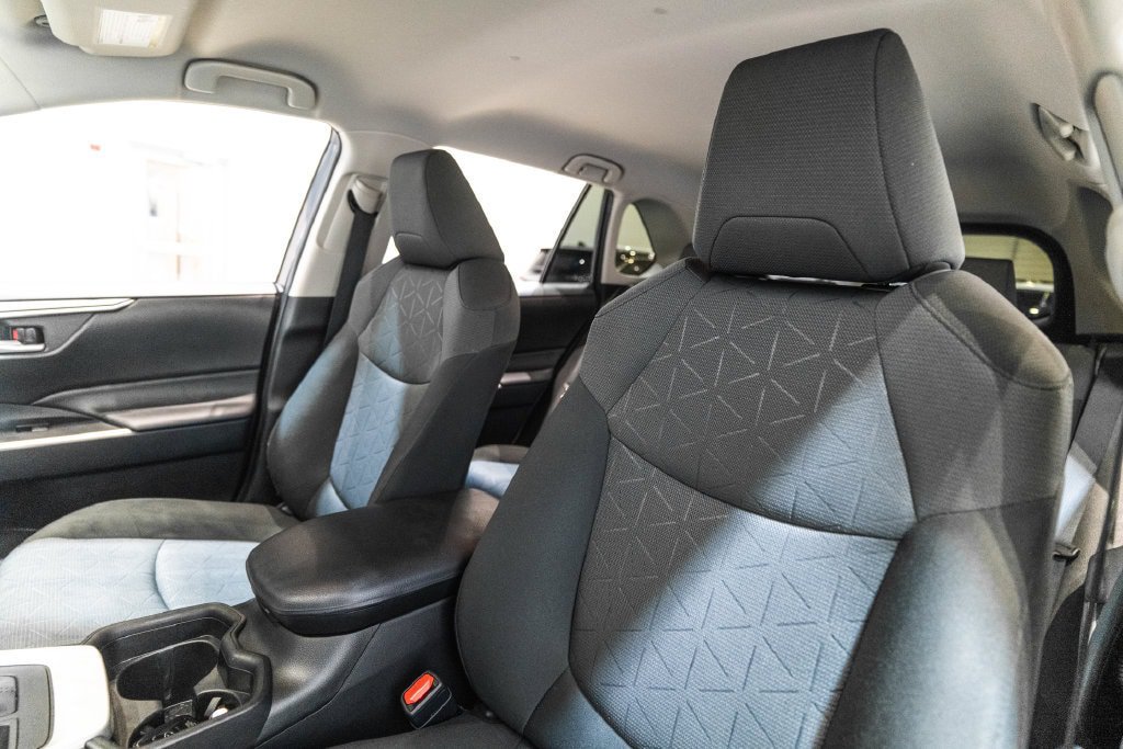 Used 2021 Toyota RAV4 XLE AWD/4WD image 6