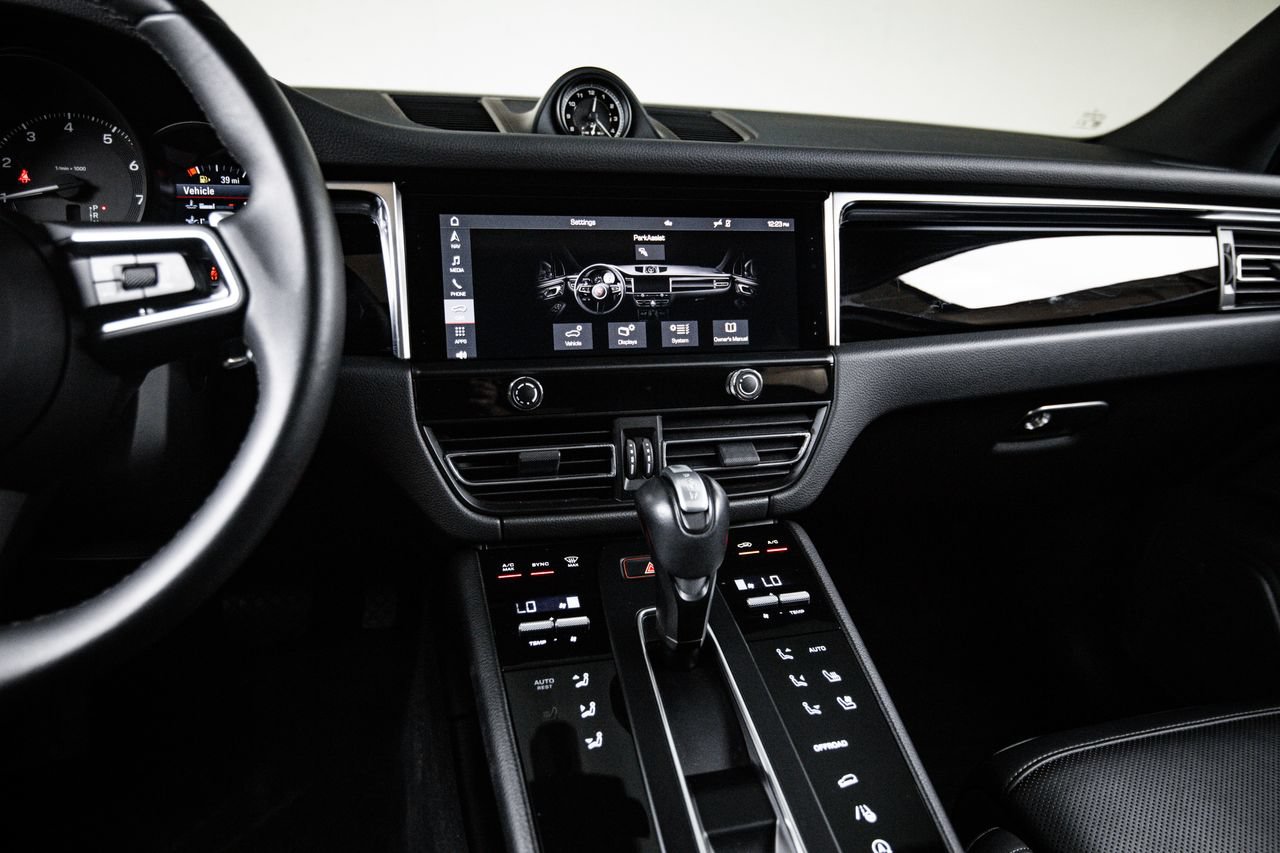 Certified 2024 Porsche Macan AWD/4WD image 18