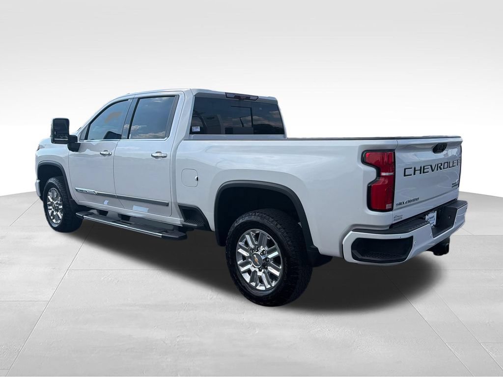Used 2025 Chevrolet Silverado 2500 High Country w/ High Country Premium Package AWD/4WD image 3