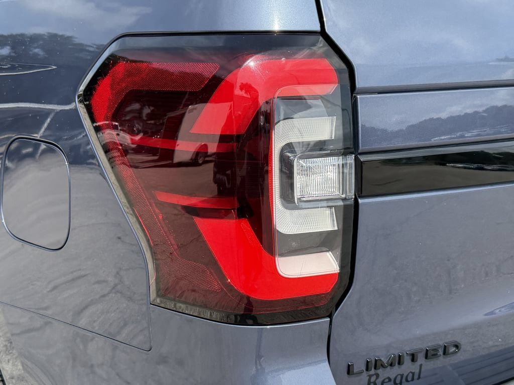 Used 2022 Ford Expedition Limited AWD/4WD image 11