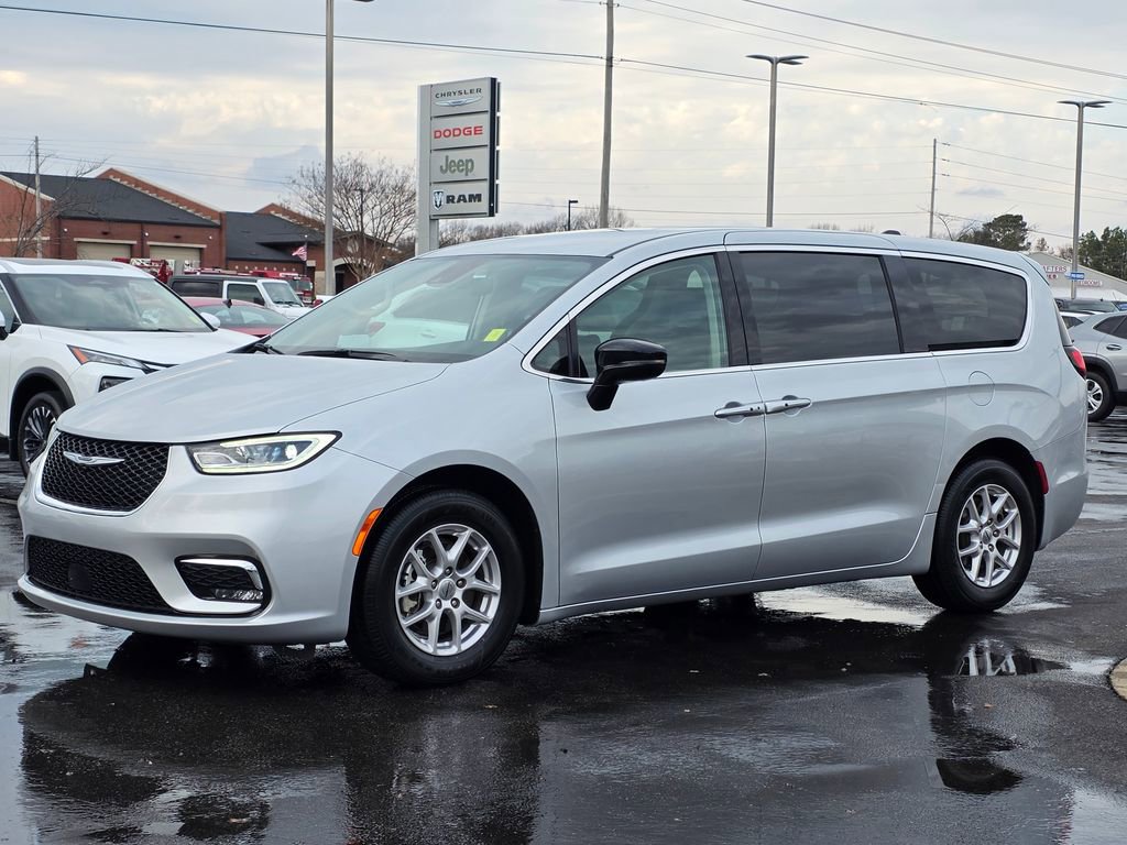 Used 2024 Chrysler Pacifica Touring-L image 2