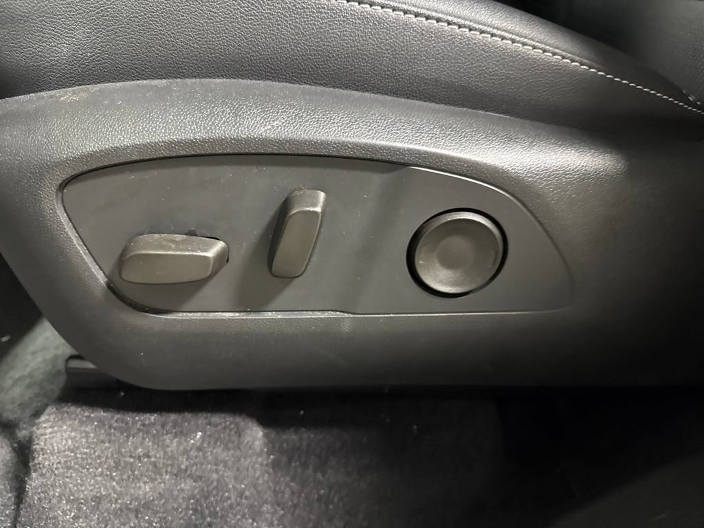 Used 2025 Chevrolet Traverse LT FWD image 23