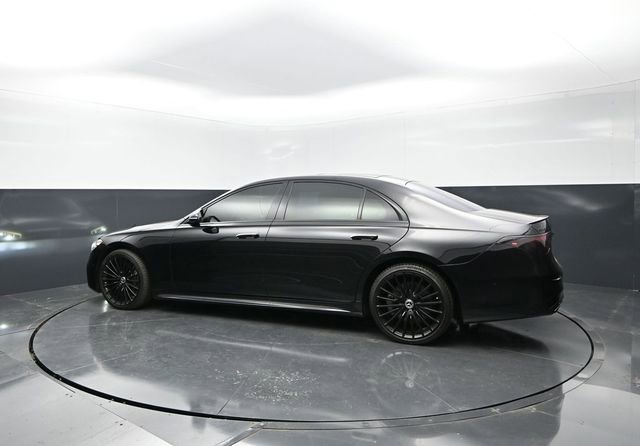 Used 2022 Mercedes-Benz S 580 4MATIC Sedan w/ AMG Line Package image 2