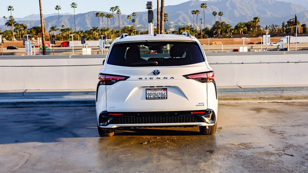 Used 2024 Toyota Sienna XSE w/ XSE Plus Package image 8