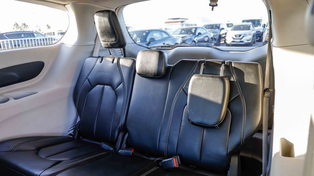 Used 2023 Chrysler Pacifica Touring-L FWD image 23