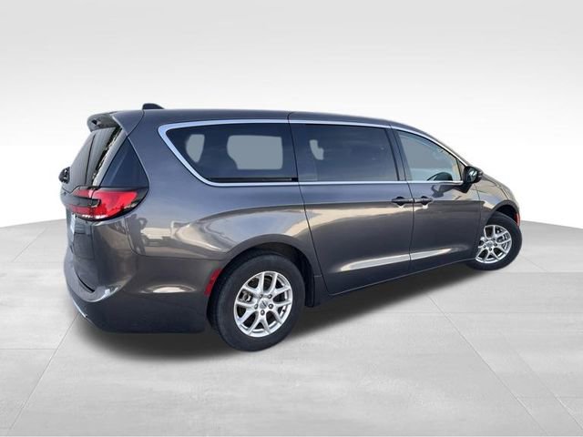Used 2023 Chrysler Pacifica Touring-L FWD image 7