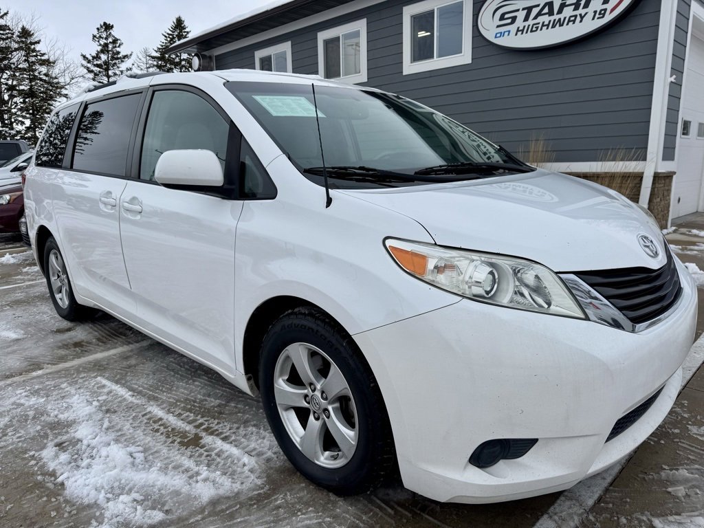Used 2014 Toyota Sienna LE image 2