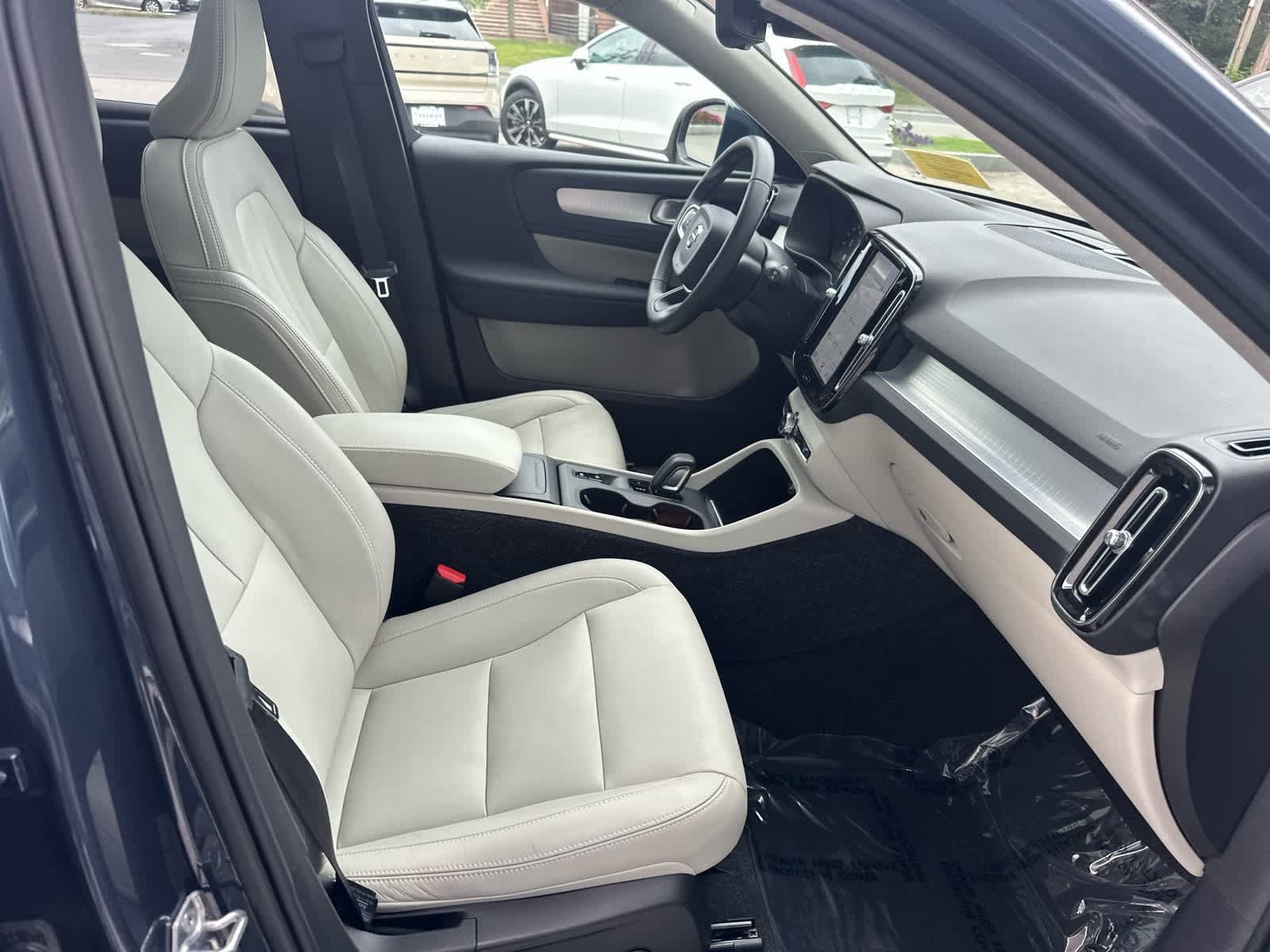 Used 2021 Volvo XC40 T5 Momentum w/ Protection Package Premier AWD/4WD image 42