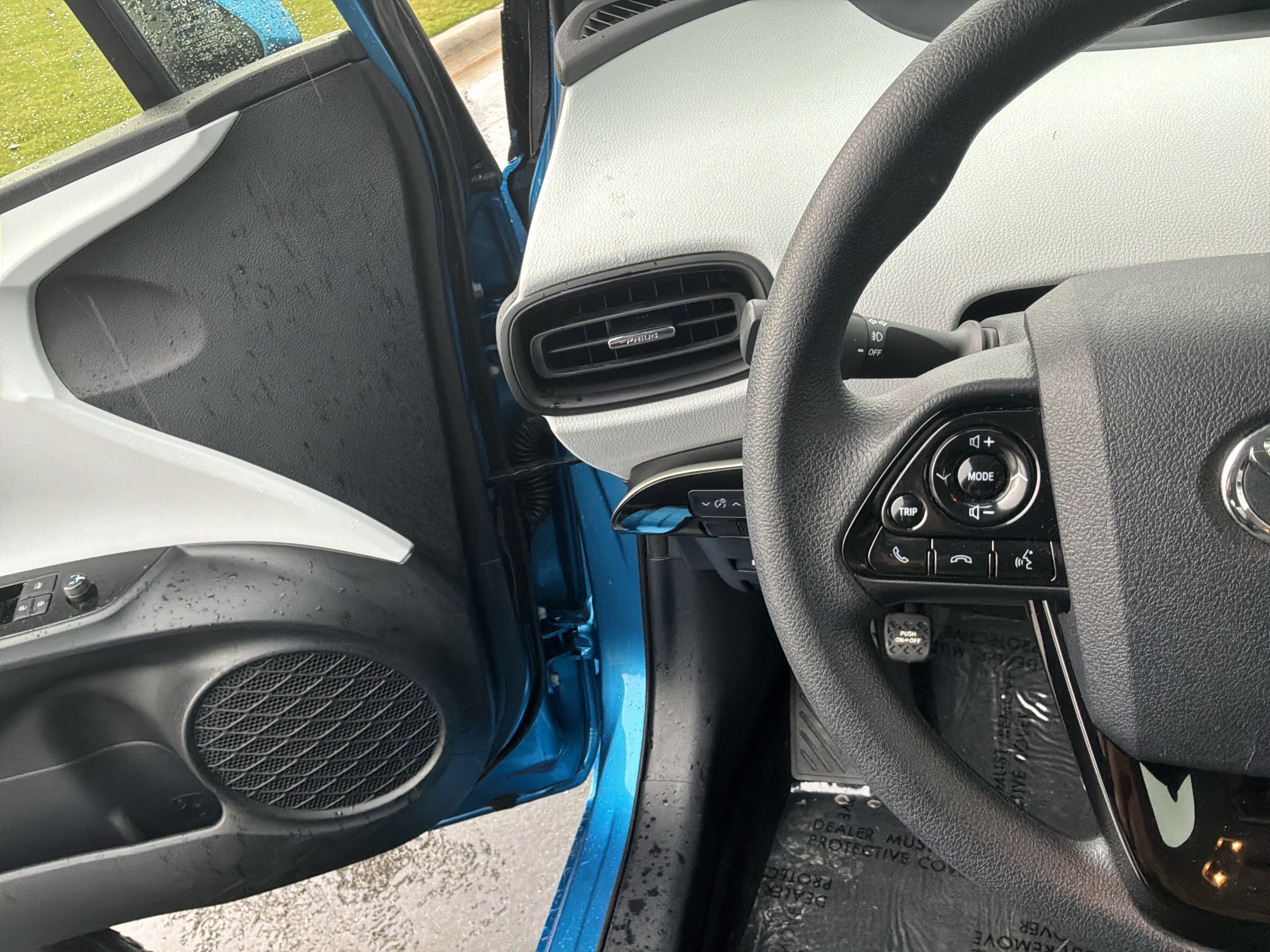 Used 2020 Toyota Prius LE AWD/4WD image 32