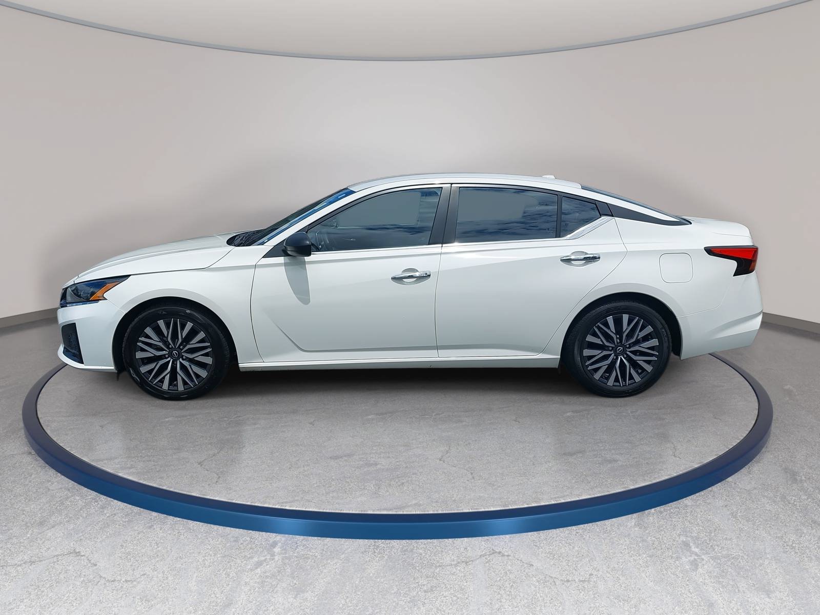 Used 2025 Nissan Altima 2.5 SV FWD image 8