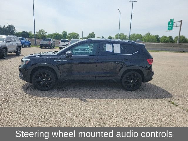 Used 2023 Volkswagen Taos SE AWD/4WD image 3