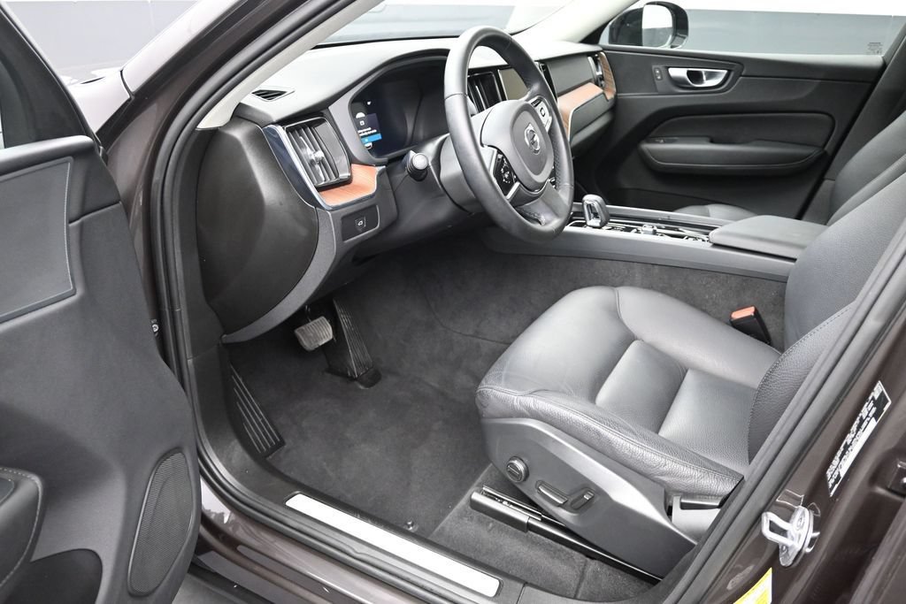 Used 2024 Volvo XC60 B5 Plus AWD/4WD image 9