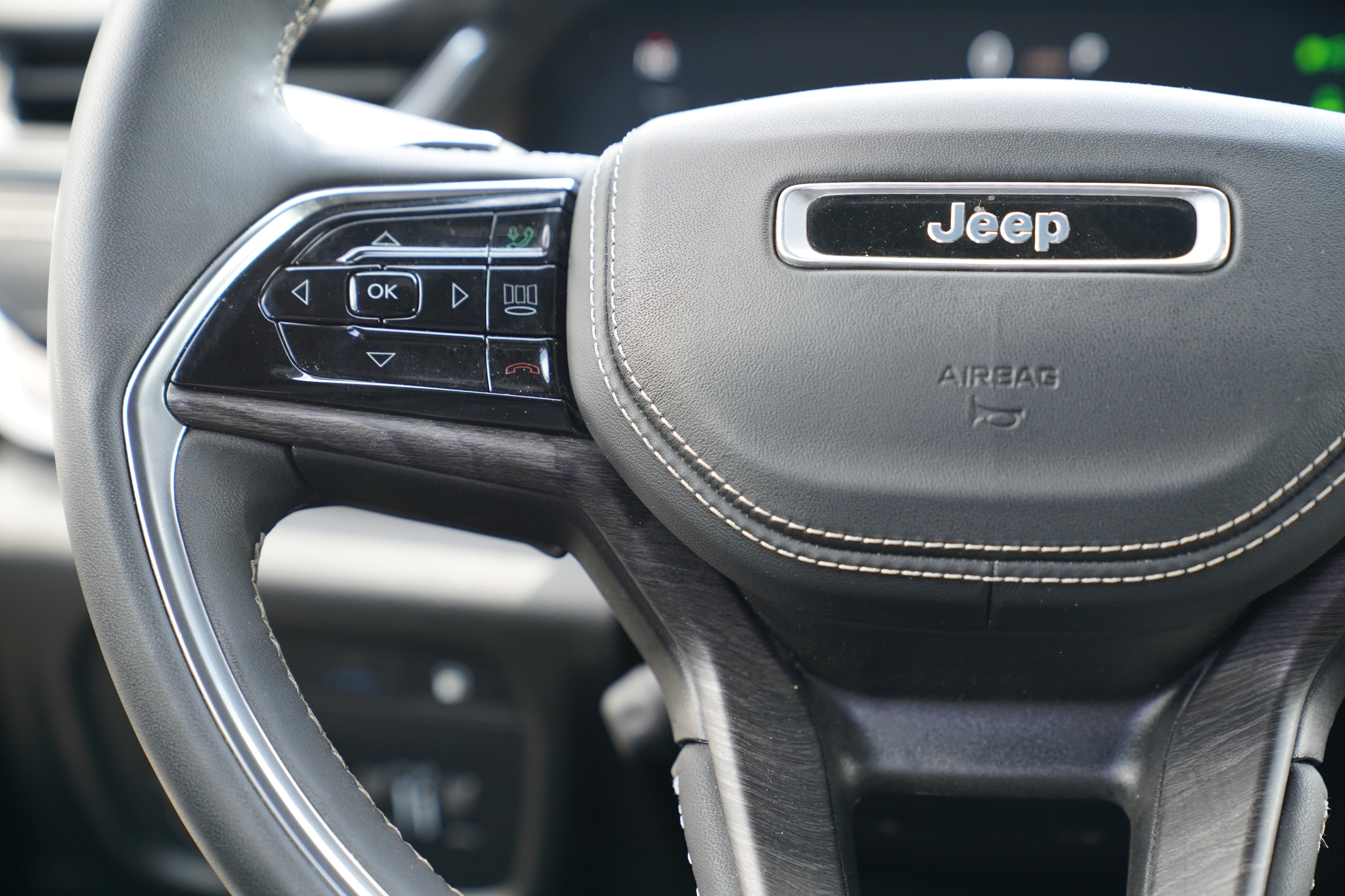 Certified 2023 Jeep Grand Cherokee Overland w/ Luxury Tech Group IV AWD/4WD image 19