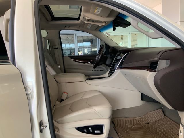 Used 2015 Cadillac Escalade Luxury image 16