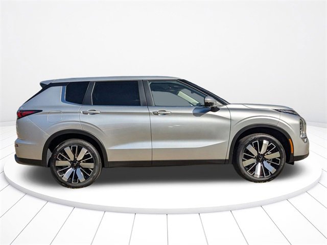 New 2025 Mitsubishi Outlander SE image 3