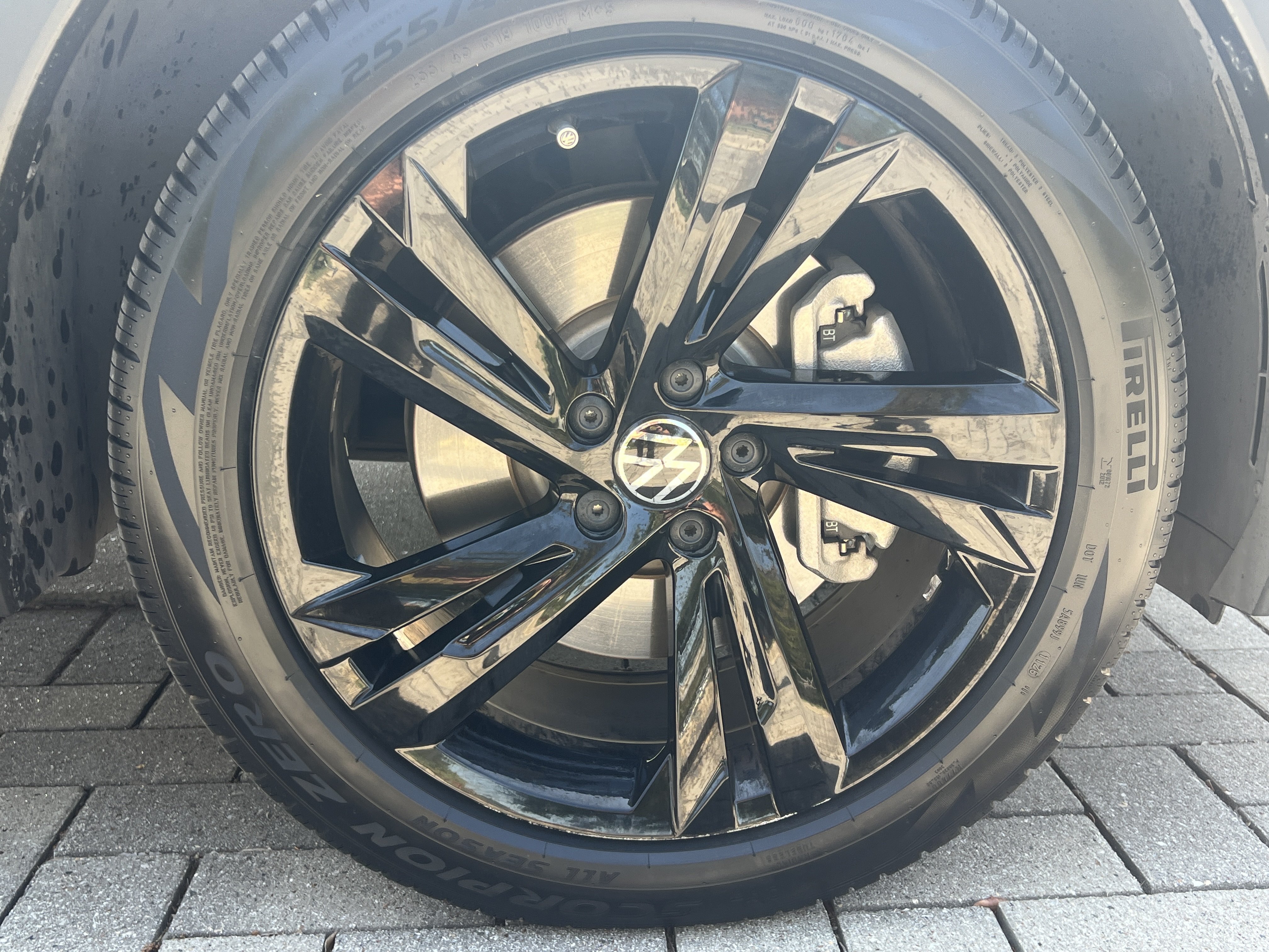 Used 2023 Volkswagen Tiguan SE R-Line FWD image 11