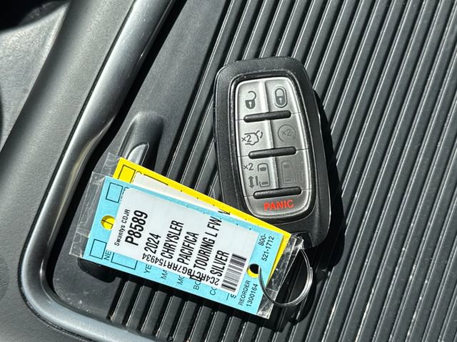 Used 2024 Chrysler Pacifica Touring-L FWD image 29