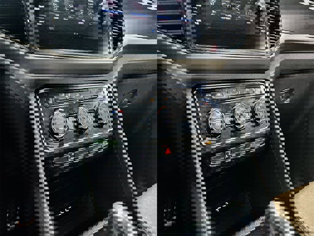 Used 2022 Volkswagen Atlas Cross Sport SEL R-Line image 36