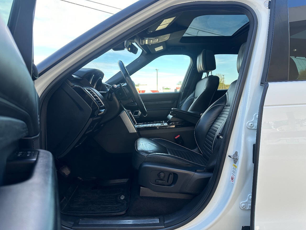 Used 2017 Land Rover Discovery HSE Luxury image 4