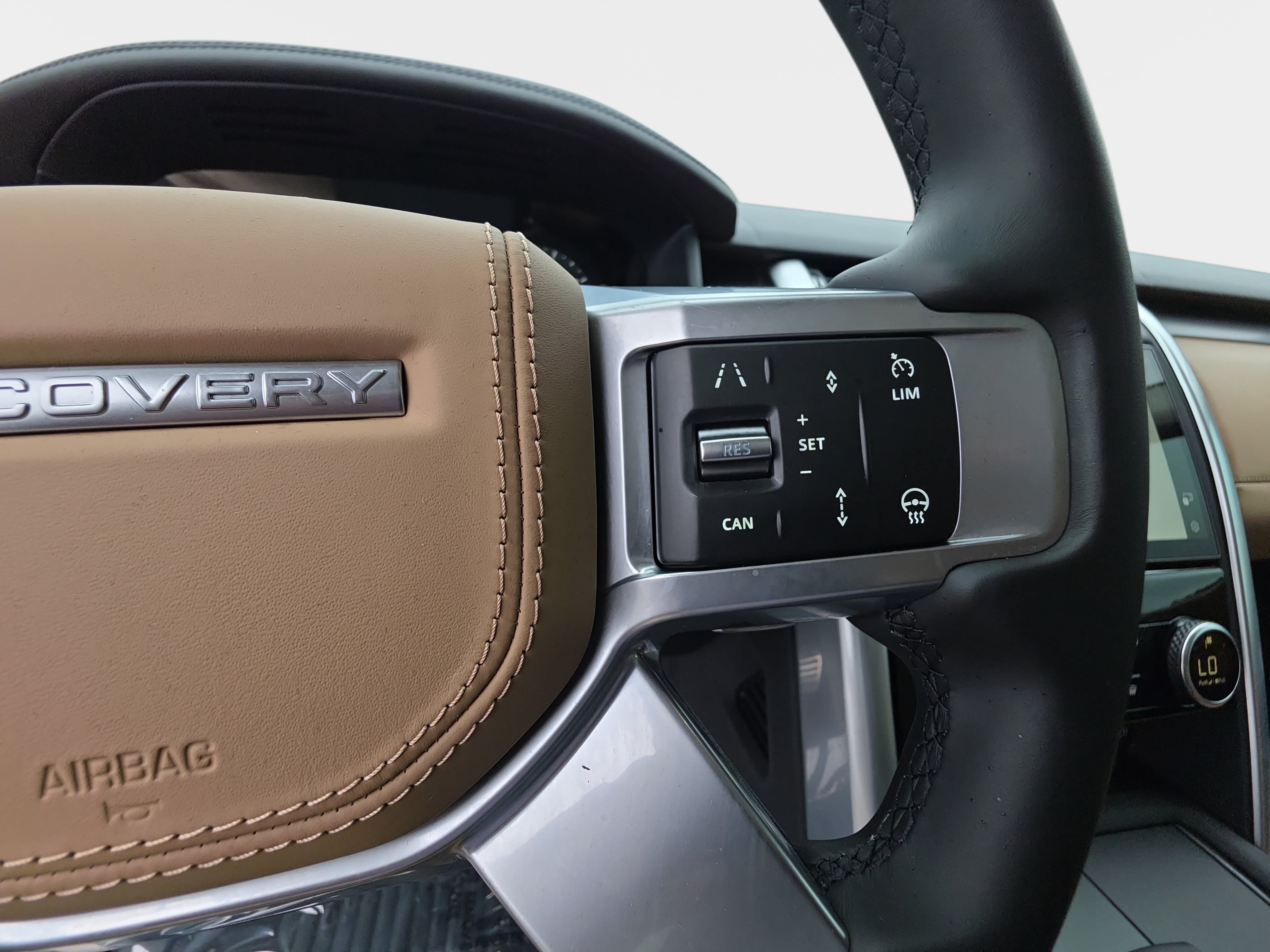 Used 2025 Land Rover Discovery Metropolitan Edition AWD/4WD image 19