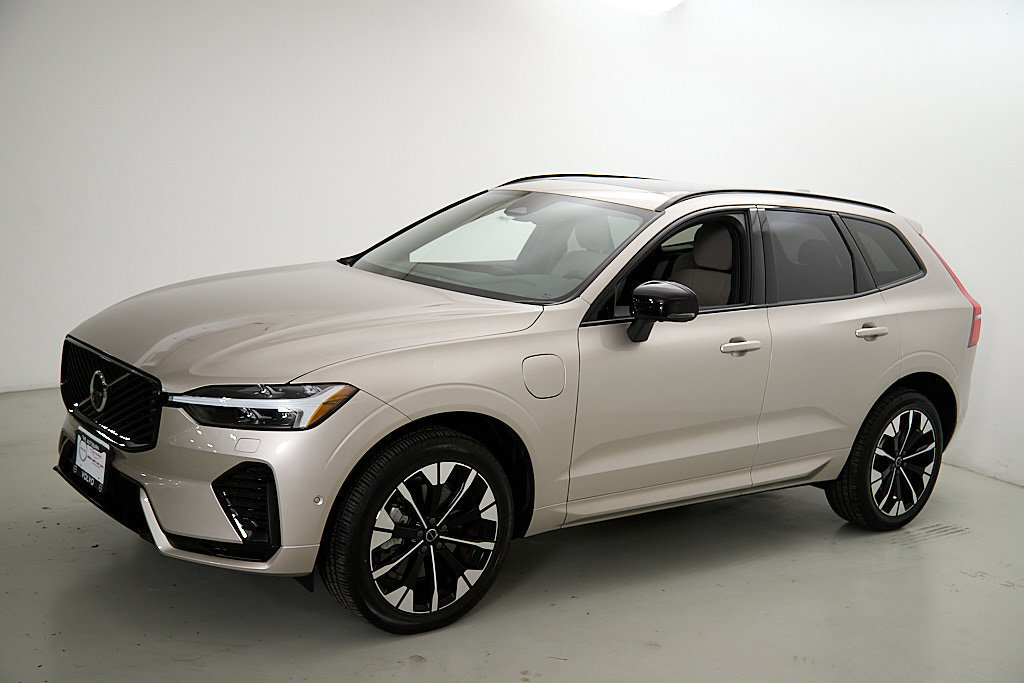 New 2026 Volvo XC60 T8 Plus w/ Protection Package Premier AWD/4WD image 5