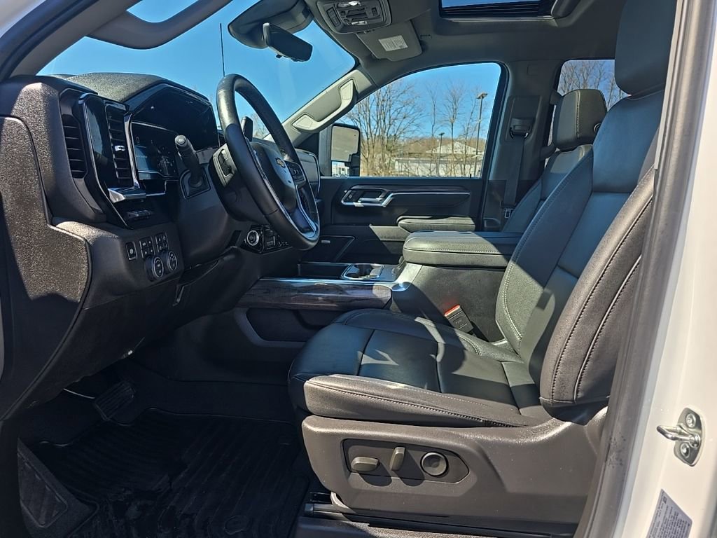 Used 2025 Chevrolet Silverado 2500 LTZ w/ LTZ Premium Package image 17