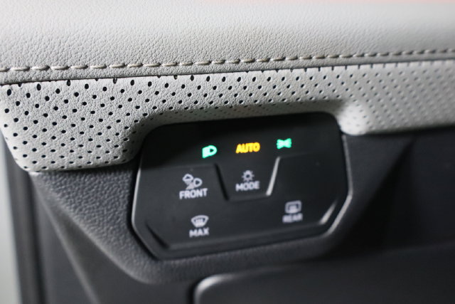 Used 2025 Volkswagen Atlas Peak Edition SE AWD/4WD image 21