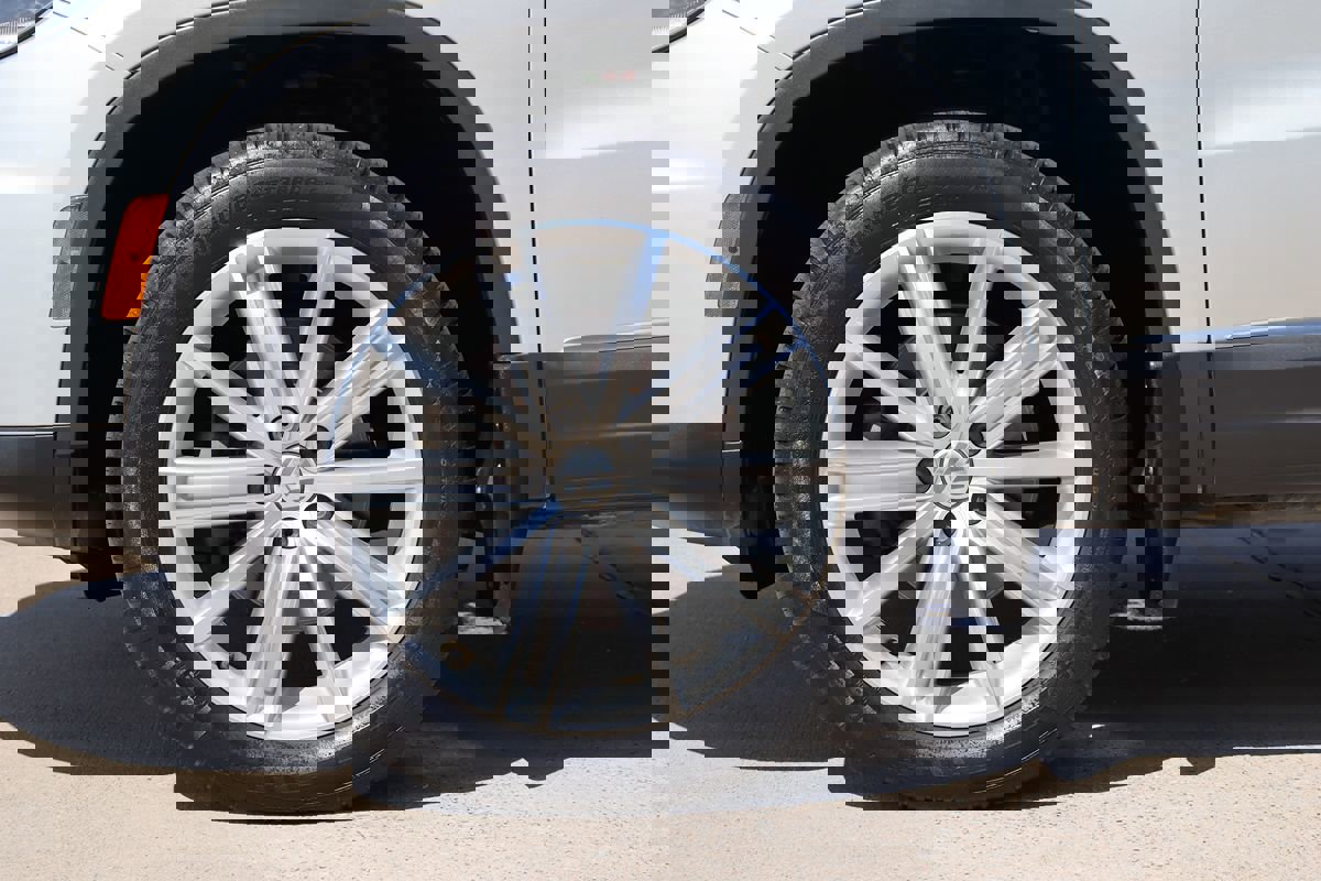 Used 2013 Volkswagen Tiguan SE image 38