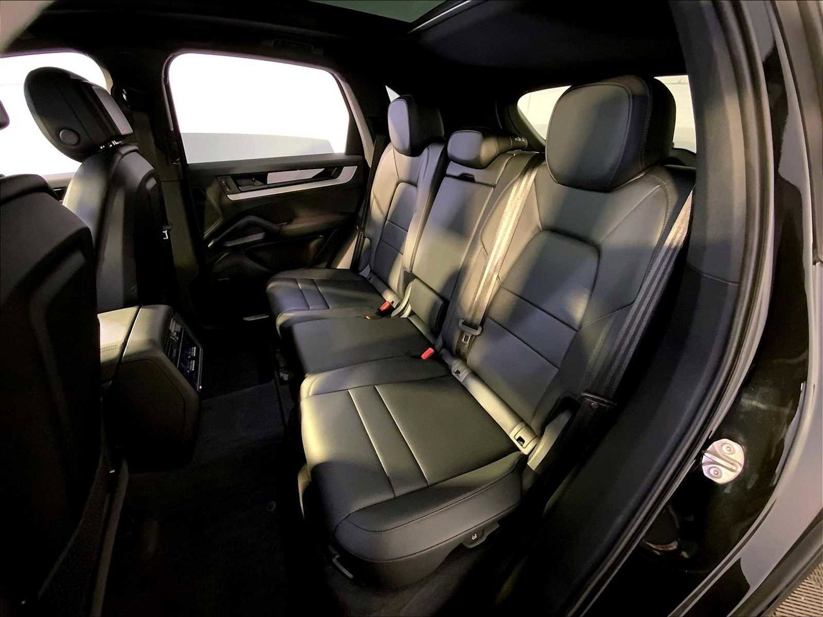 Certified 2025 Porsche Cayenne image 24
