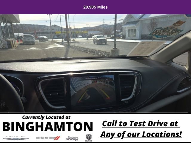Used 2023 Chrysler Pacifica Touring-L image 22