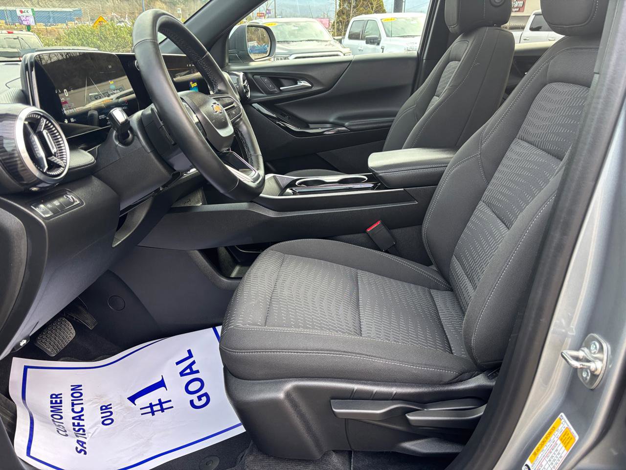 Used 2025 Chevrolet Equinox LT w/ Safety and Technology Package FWD image 9