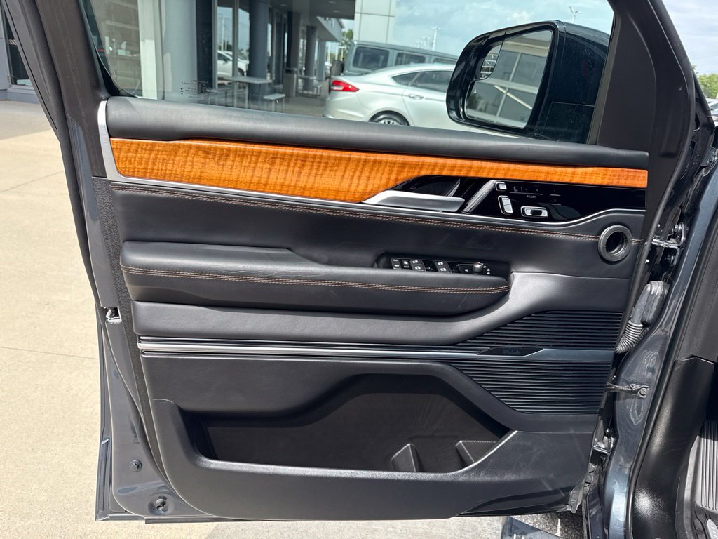 Used 2025 Jeep Grand Wagoneer Series III AWD/4WD image 18
