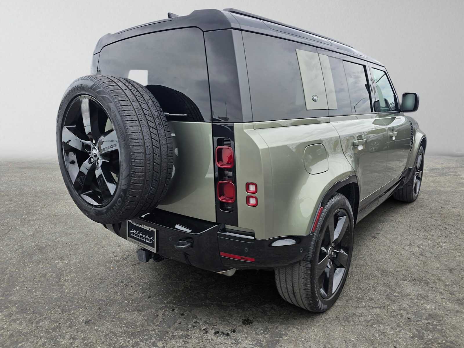 Used 2024 Land Rover Defender 110 X-Dynamic SE AWD/4WD image 5