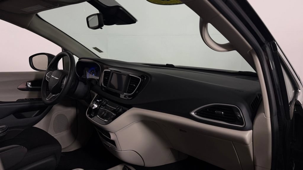 Used 2023 Chrysler Voyager LX FWD image 29