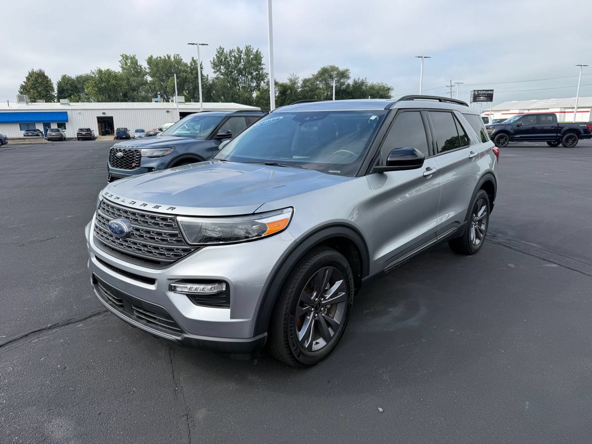 Used 2023 Ford Explorer XLT w/ Equipment Group 202A AWD/4WD image 1