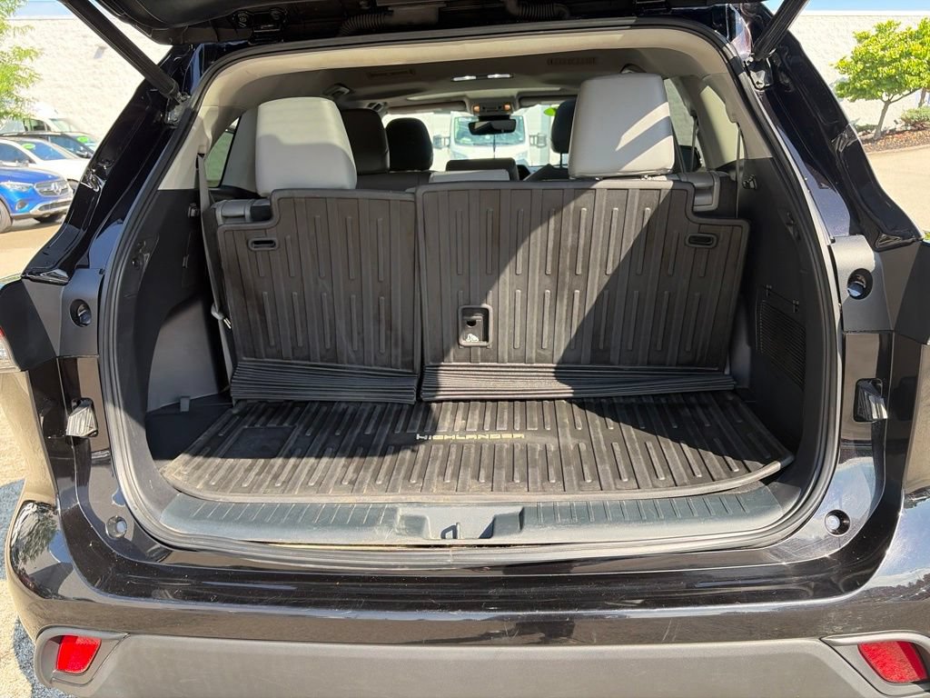 Used 2021 Toyota Highlander XLE AWD/4WD image 23
