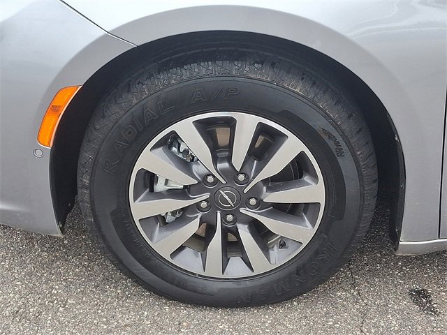 Used 2021 Chrysler Pacifica Limited w/ Premium & Safety Sphere Group image 8