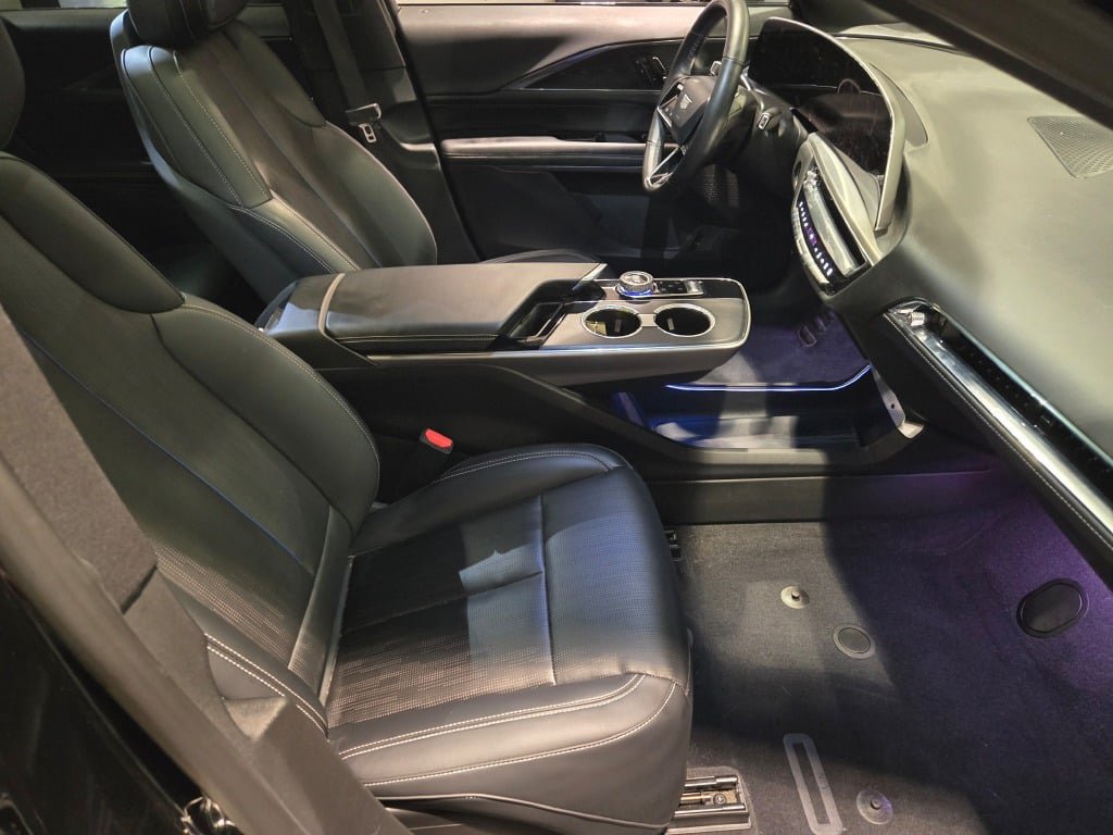 Used 2024 Cadillac Lyriq Sport AWD/4WD image 6