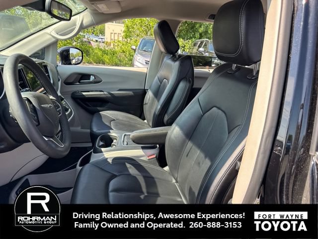Used 2024 Chrysler Pacifica Touring-L FWD image 6