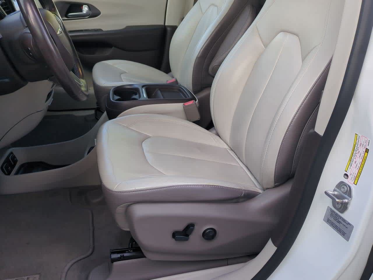 Used 2017 Chrysler Pacifica Touring-L FWD image 15